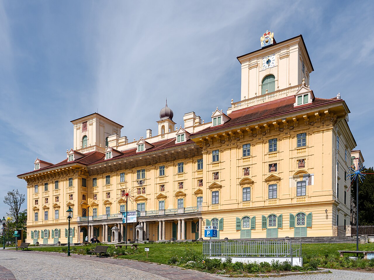 Commons: Eisenstadt Schloss Esterhazy