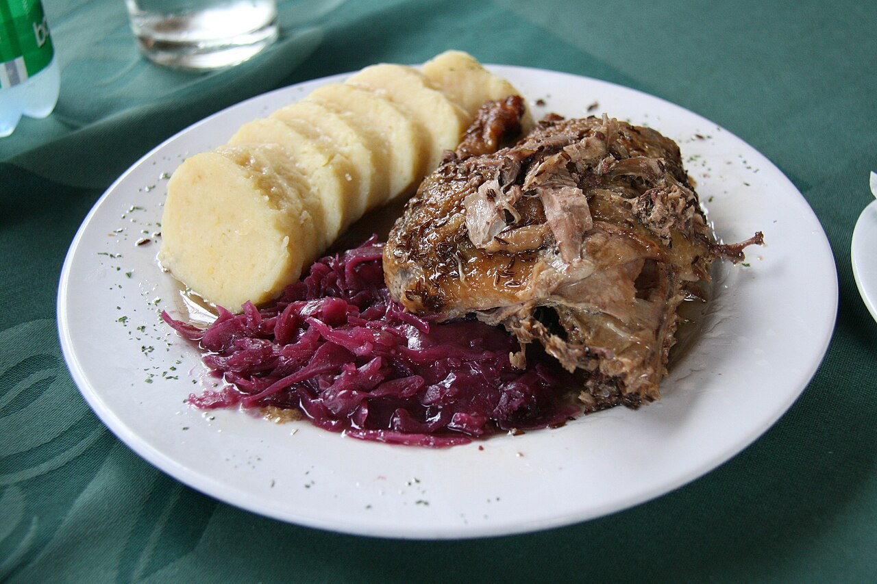 Commons: roast duck red cabbage dumplings Czech
