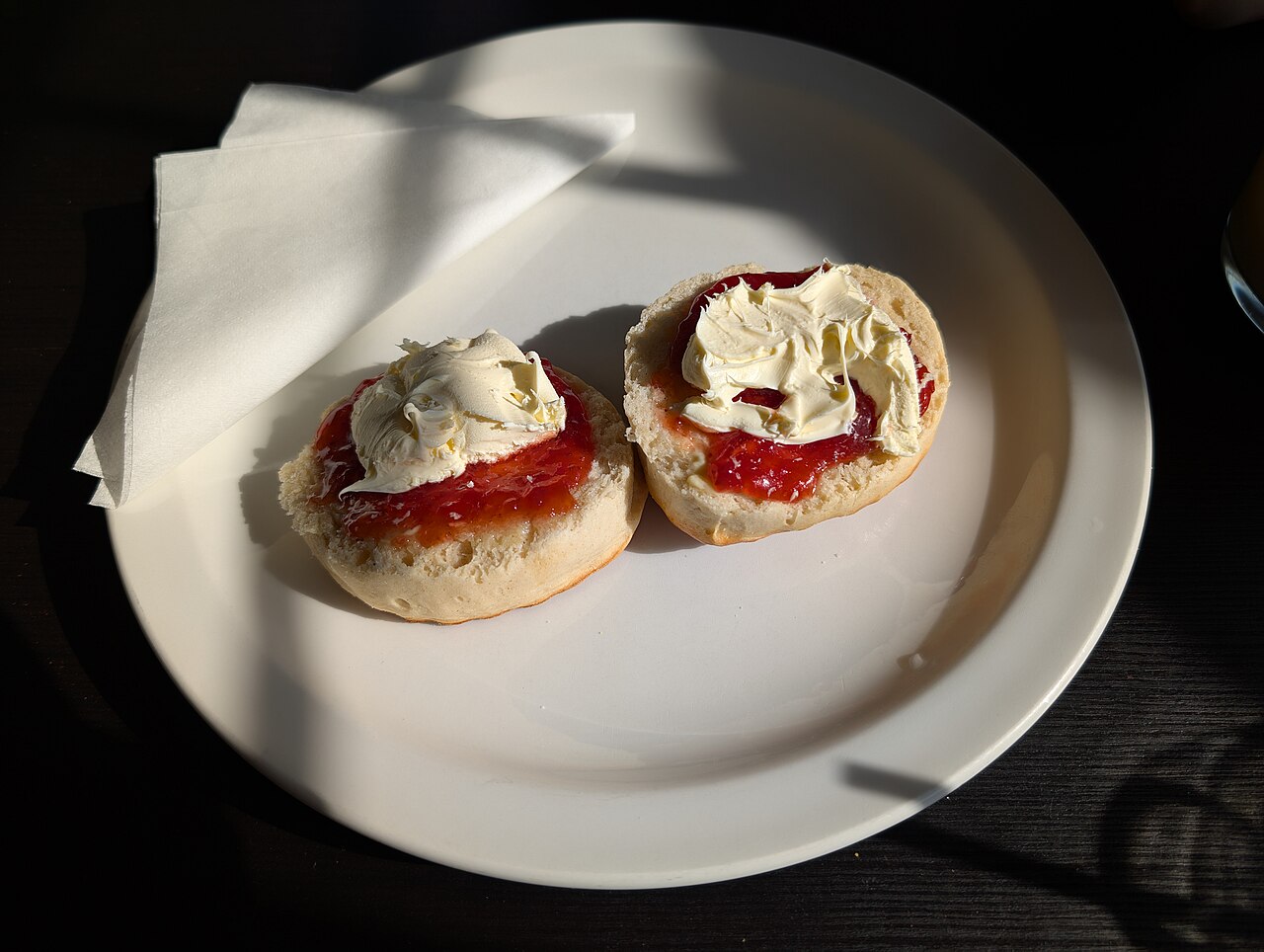Commons: Scones with jam and clotted cream