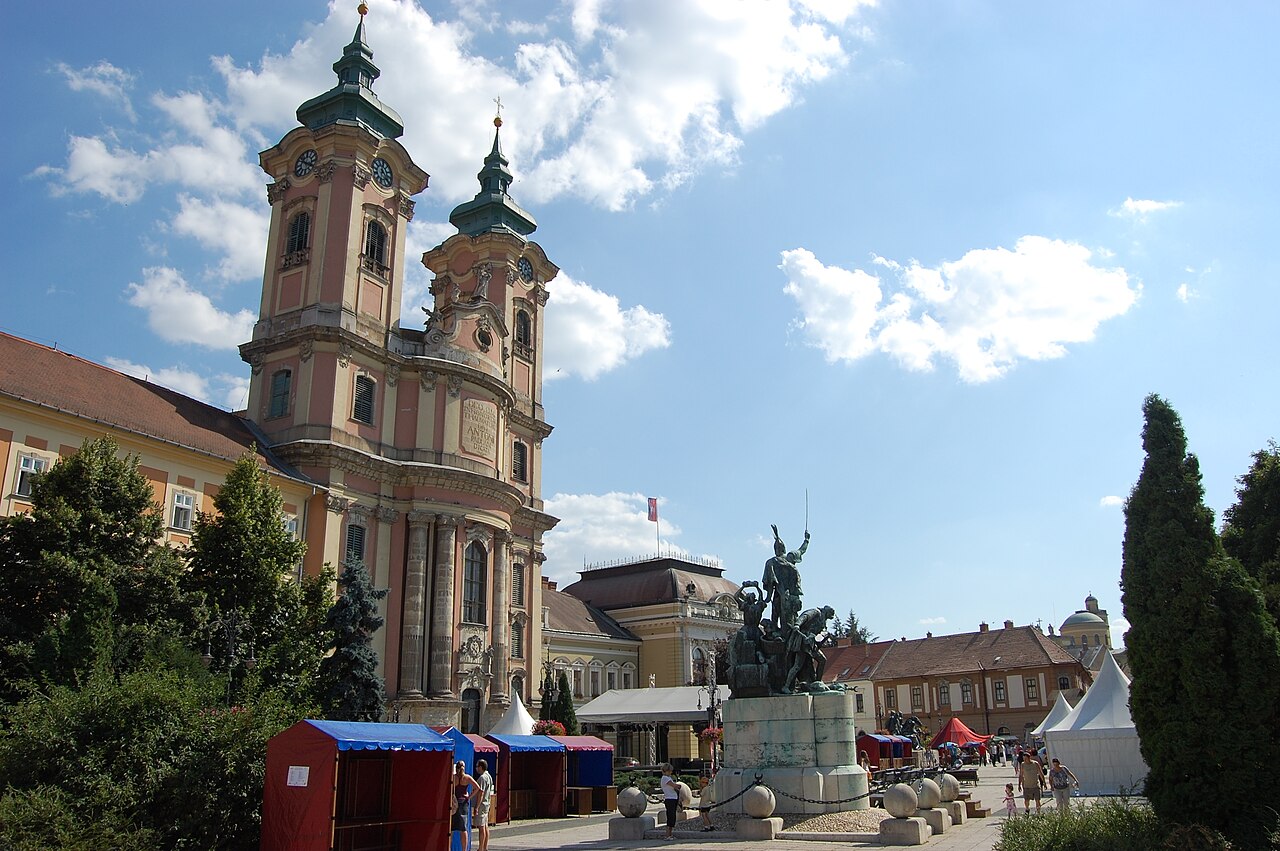 Commons: Eger Dobó tér
