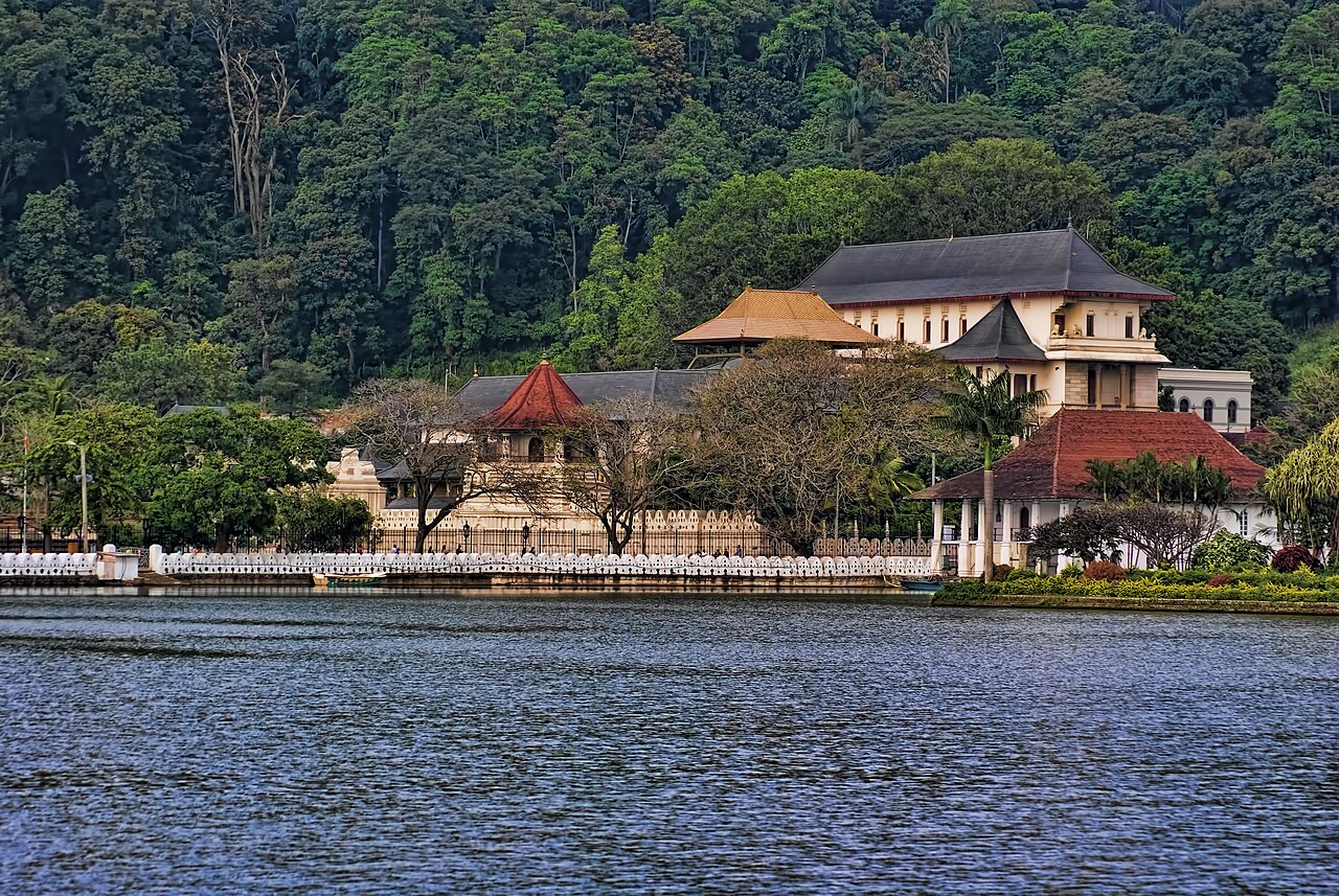 Commons: Temple of the Sacred Tooth Relic
