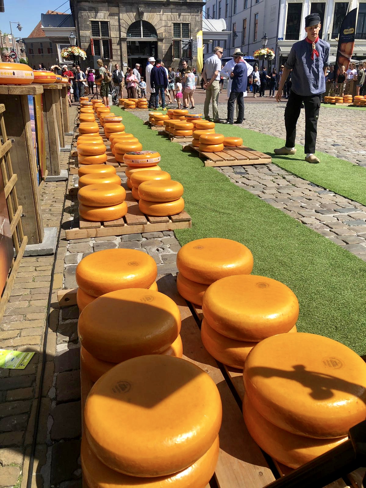 Commons: Gouda cheese market