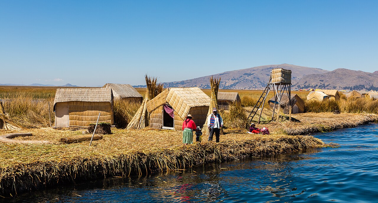 Commons: The floating islands of the Uros