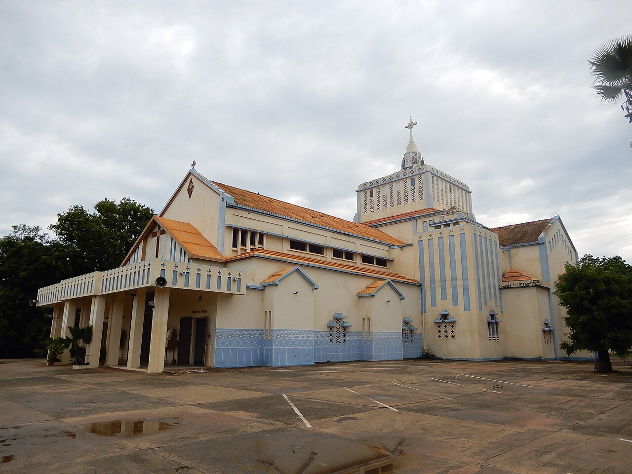 Commons: cathédrale Thiès