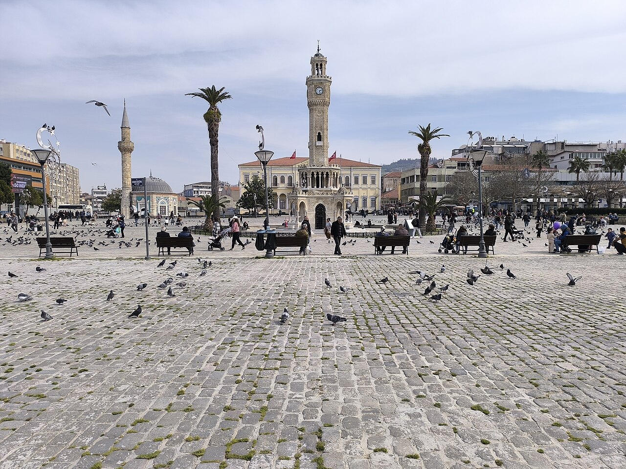Commons: Izmir Konak clock tower