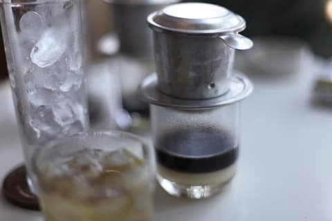 Cà phê sữa đá (iced coffee with milk)